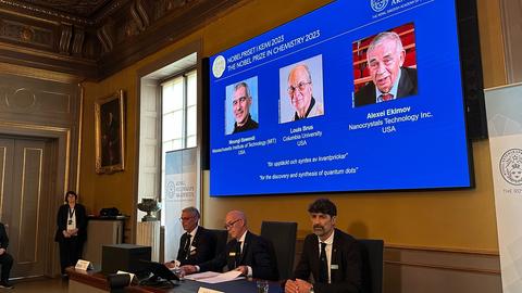 : Auf der Projektion während der Bekanntgabe des Nobelpreises für Chemie sind die Wissenschaftler Moungi Bawendi (l-r), Louis Brus und Alexei Ekimov zu sehen.