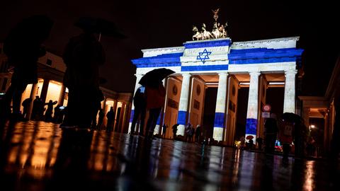 Das Brandenburger Tor wird mit der israelischen Flagge angestrahlt.