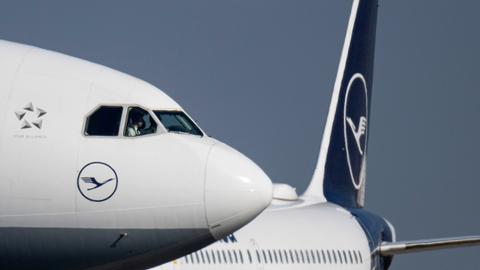 Eine Passagiermaschine der Lufthansa rollt auf dem Flughafen Frankfurt zu ihrer Startposition.