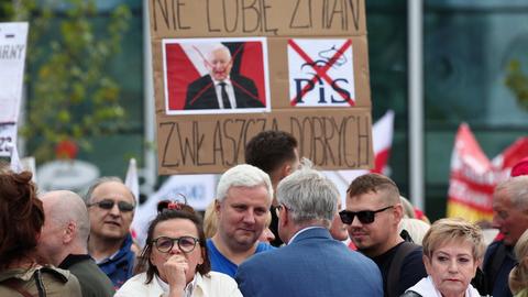 Demonstranten mit Plakat in Polen