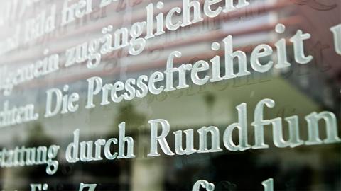 Das Wort Pressefreiheit ist in einem Ausschnitt des Artikels 5 des Grundgesetzes auf einer Glasscheiben am Außenhof des Jakob-Kaiser-Hauses zu sehen. (dpa)