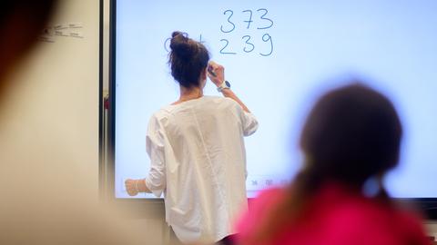 Lehrerin unterrichtet Mathematik am Whiteboard