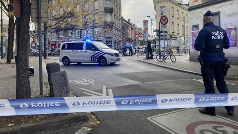 Die Polizei sperrt eine Straße in Brüssel.