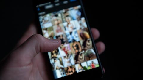 Pornografische Bilder unscharf auf einem Smartphone (dpa)