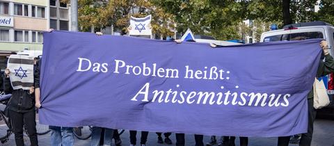 Pro-Israelische Gegendemonstranten halten ein Transparent mit der Aufschrift "Das Problem heißt: Antisemitismus".