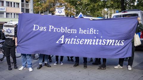 Pro-Israelische Gegendemonstranten halten ein Transparent mit der Aufschrift "Das Problem heißt: Antisemitismus".