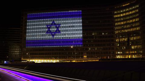 Nach dem Terrorangriff der Hamas auf Israel wird die israelische Flagge auf das Berlaymont-Gebäude, den Sitz der EU-Kommission in Brüssel (Belgien) projiziert