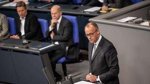 Oppositionschef Merz im Bundestag. Kanzler Scholz hört zu.