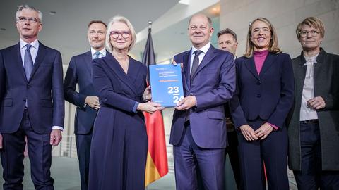 Übergabe des Jahresgutachtens 2023/24 durch den Sachverständigenrat an Olaf Scholz.