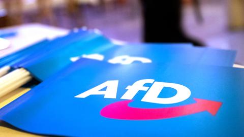 Fähnchen mit dem Logo der AfD (Archivbild)