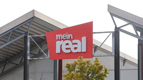 "mein real"-Logo an einer Filiale
