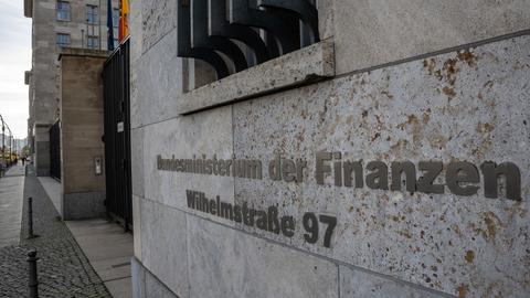 Der Schriftzug "Bundesministerium der Finanzen" steht auf der Fassade des Gebäudes. 