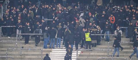 Die Fans von Eintracht Frankfurt verlassen den Block