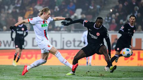 Augsburgs Fredrik Jensen schießt den Ball ins Tor von Eintracht Frankfurt. 