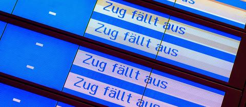 "Zug fällt aus" ist auf einer Anzeige im Hauptbahnhof Hannover während eines GDL-Streiks zu lesen