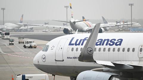 Flugzeuge, Busse und Versorgungsfahrzeuge auf dem Rollfeld des Frankfurter Flughafens.