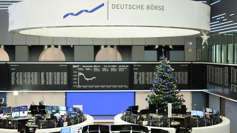 Blick in den weihnachtlich dekorierten Handelssaal der Deutschen Börse in Frankfurt. 