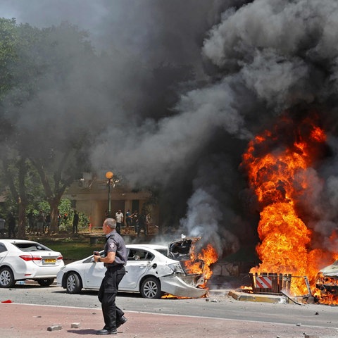 Auf einer Straße in Gaza-Stadt stehen Autos in Flammen, die bei einem Luftangriff durch Israel getroffen wurden. (AFP)