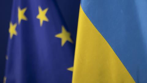 Die Flaggen der EU und der Ukraine sind nebeneinander aufgestellt