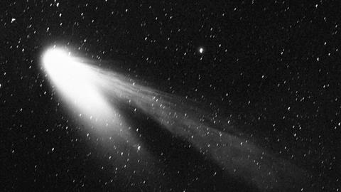 Der Komet Hale-Bopp zieht eine leuchtende Bahn mit einem gewaltigen Schweif in einer Entferung von über 100 Millionen Kilometern von der Erdkugel. Dieses Foto gelang dem Team der Sternwarte im thüringischen Sonneberg am frühen Morgen des 11. März 1997