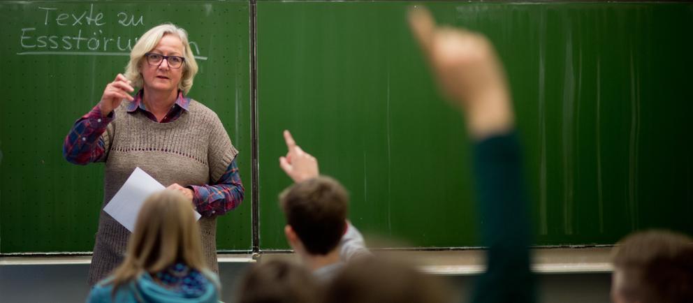 Lehrerin vor Schulklasse