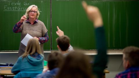 Lehrerin vor Schulklasse