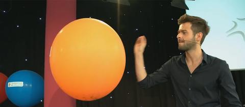 Mann mit Luftballons