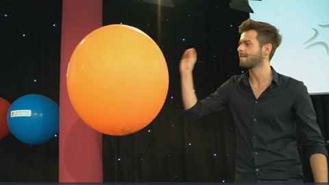 Mann mit Luftballons