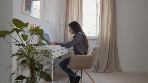 Schülerin sitzt vor Laptop