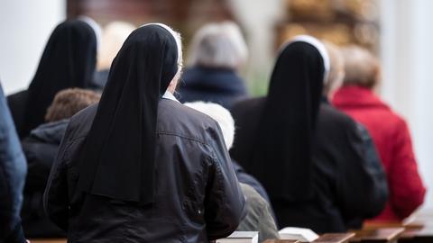 Nonnen nehmen an einem Gottesdienst teil.