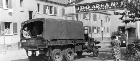 Nach der Landung auf dem Rhein-Main-Flughafen in Frankfurt im Juli 1948 werden die Displaced Persons mit Lastwagen in das IRO-Lager Zeilsheim gebracht. 