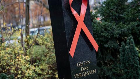 Die Stele gegen das Vergessen in Berlin-Schöneberg erinnert an die Opfer der Aids-Krankheit.