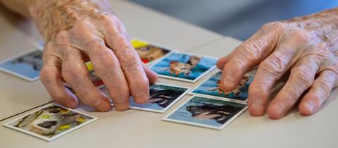 Eine Bewohnerin des Altenheims Maria Eich spielt auf einer Pflegestation das Spiel «Memory».