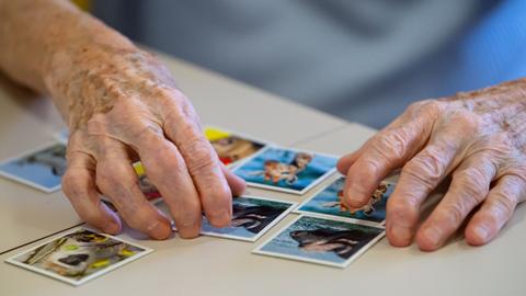 Eine Bewohnerin des Altenheims Maria Eich spielt auf einer Pflegestation das Spiel «Memory».