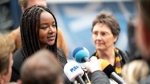 Aminata Touré (l) und Monika Heinold, Spitzenkandidatinnen von Bündnis 90/Die Grünen zur Landtagswahl in Schleswig-Holstein, geben Statements ab.
