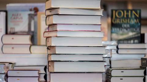 Ein Bücherstapel liegt in der Buchhandlung.