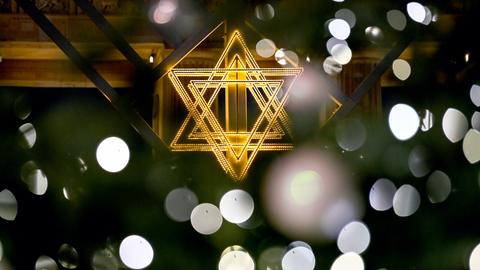 Der Stern des Chanukka-Leuchters leuchtet vor dem Brandenburger Tor zum jüdischen Lichterfest.