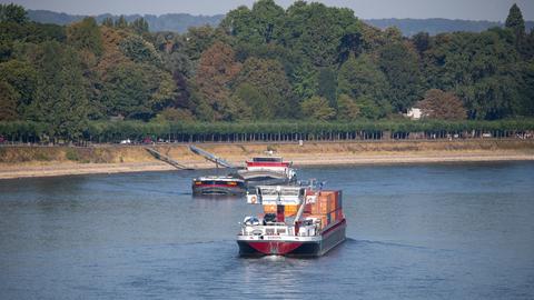 Frachtschiffe fahren auf dem Rhein bei Bonn.