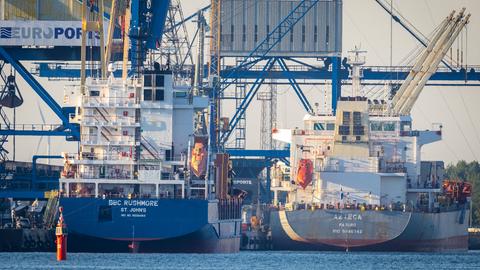 Die Frachtschiffe „BBC Rushmore“ (l) und „Azteca“ (r) werden im Seehafen entladen.