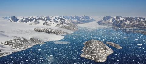 Auslaufende Gletscher kalben Eisberge in die Gewässer des Mogens Heinesen Fjords, Südwestgrönland. Der schmelzende Eisschild Grönlands hat den weltweiten Meeresspiegel seit 1992 bereits um 10,6 Millimeter steigen lassen.