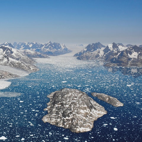 Auslaufende Gletscher kalben Eisberge in die Gewässer des Mogens Heinesen Fjords, Südwestgrönland. Der schmelzende Eisschild Grönlands hat den weltweiten Meeresspiegel seit 1992 bereits um 10,6 Millimeter steigen lassen.