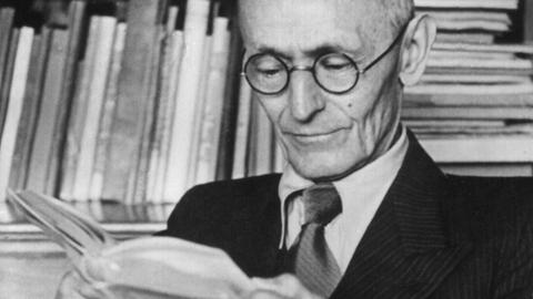 Hermann Hesse bei der Lektüre in seinem Arbeitzimmer in Montagnola