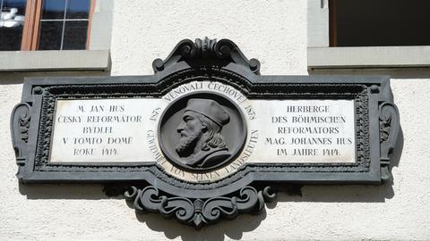 Das Konterfei von Jan Hus ist  in Konstanz am Jan-Hus-Haus zu sehen.