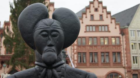 Der Keltenfürst vom Glauberg, eine nachempfundene Statue des Konzeptkünstlers Ottmar Hörl,  auf dem Frankfurter Römerberg