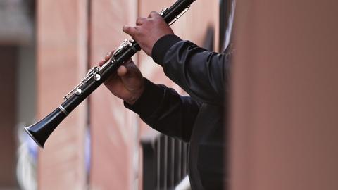 Ein Musiker spielt auf seiner Klarinette.