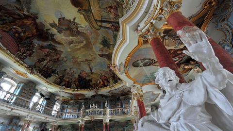 Eine Statue steht im barocken Bibliothekssaal von Kloster Bad Schussenried (Kreis Biberach).