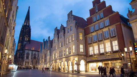 Der Prinzipalmarkt mit der Lambertikirche im Hintergrund  in Münster