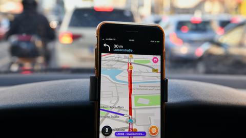 Das Navigationssystem auf dem Smartphone zeit mit roten Linien Stau an.