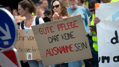 Ein Demonstrantin trägt ein Schild mit der Aufschrift: «Gute Pflege darf keine Ausnahme sein». 