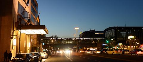 Waldorf Astoria und Bahnhof Zoo Berlin bei Nacht